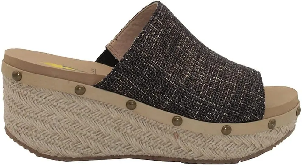 VOLATILE Womens Ravine Metallic Studded Casual Sandals Casual Mid Heel 2-3" - Gold